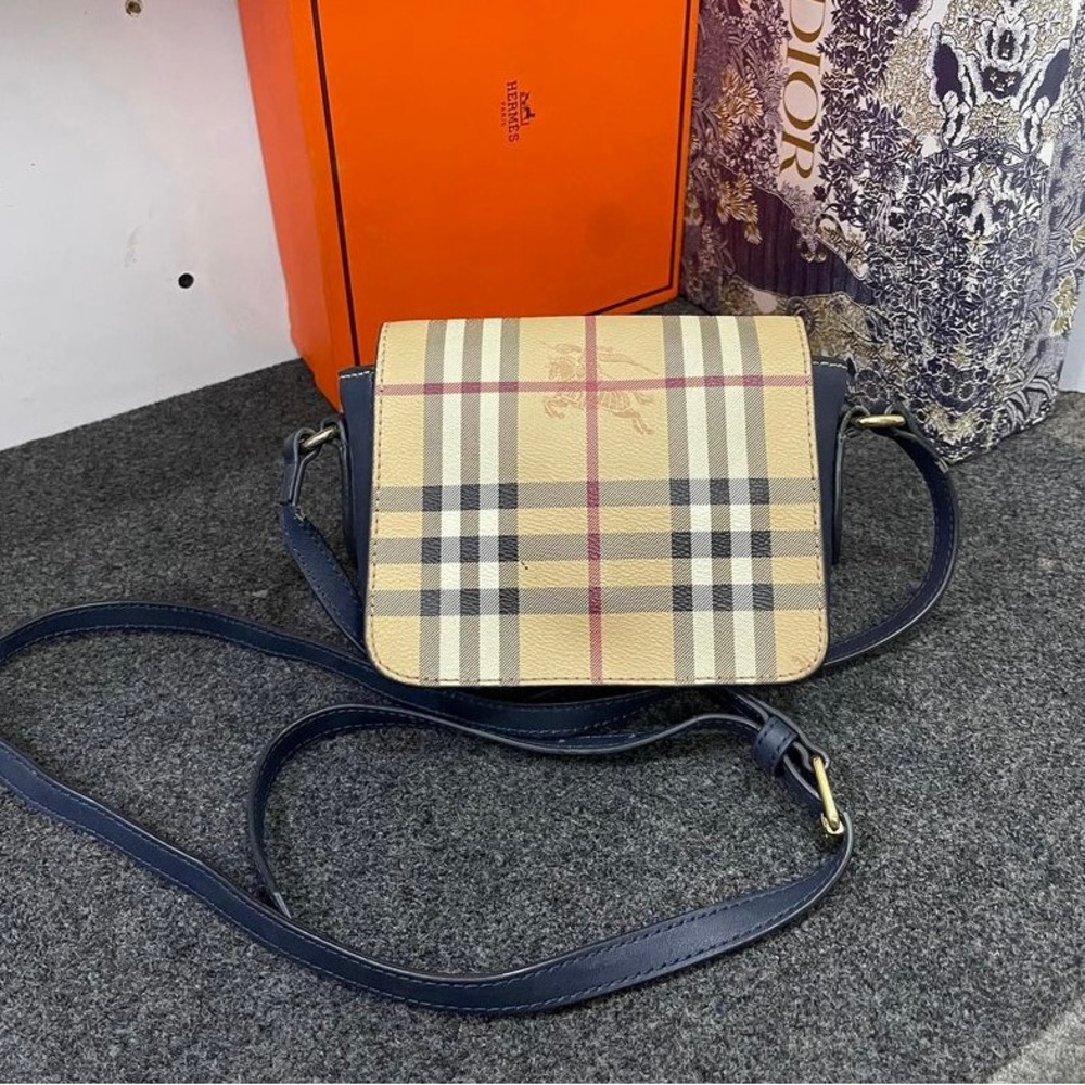 Pre Owned Authentic Burberry  small vintage  leather nova check crossbody bag